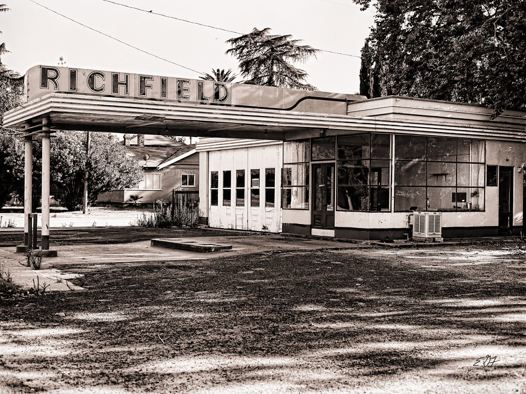 Richfield Gas Station Outside Three Rivers, CA